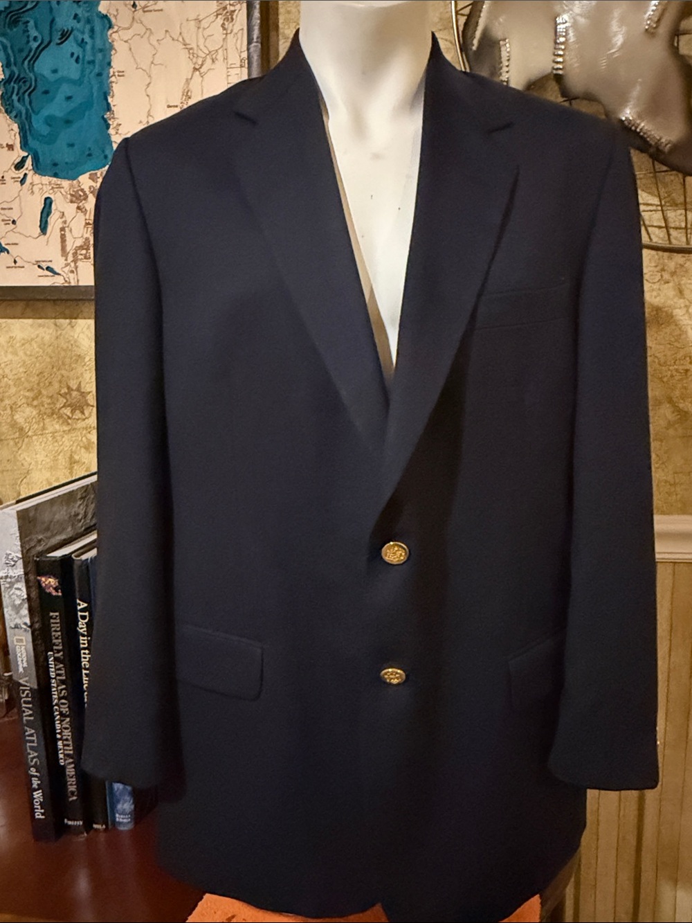 Botany 500 Men's  Two-Button Blazer with Gold Buttons 44R Pure Virgin Wool